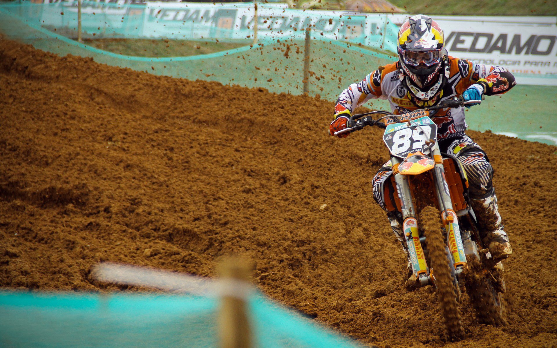 战绩不俗球队交锋，实力对决点燃球场热度，球队对比